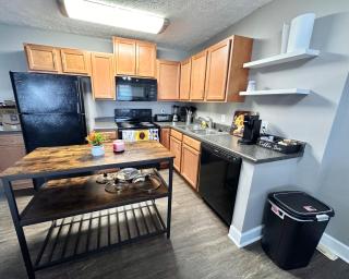 2 Bedroom Apartment on third Floor with Elevator Access 7 mins to IU Health Methodist- 3 mins to Riley Children Hospital and VA Hospital-4 mins to Eskenazi- Free onsite Parking - Indianápolis - 5