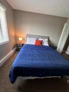 2 Bedroom Apartment on third Floor with Elevator Access 7 mins to IU Health Methodist- 3 mins to Riley Children Hospital and VA Hospital-4 mins to Eskenazi- Free onsite Parking - Indianápolis - 4