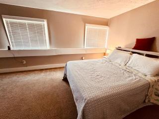 2 Bedroom Apartment on third Floor with Elevator Access 7 mins to IU Health Methodist- 3 mins to Riley Children Hospital and VA Hospital-4 mins to Eskenazi- Free onsite Parking - Indianápolis - 3
