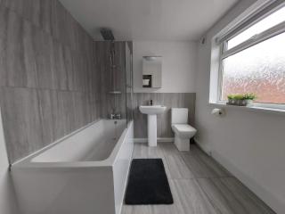 Dwell Living Sleeps 4 with free parking - 6