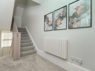 Dwell Living Luxurious 5BD House Central - 4