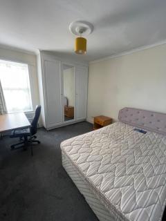 Room 3, Queensize Bed in Quiet Property, Portswood, Southampton - Southampton - 0