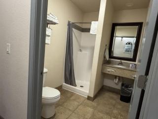 Price Pointe Inn - 7