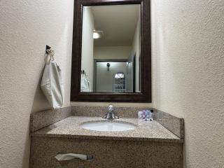 Price Pointe Inn - 8