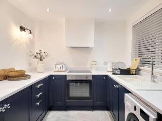 Sandy Beaches Portrush - Steps from Beach & Dining - Portrush - 9
