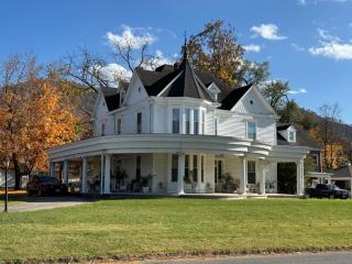 Blue Ridge Abbey Bed and Breakfast - Buena Vista - 9