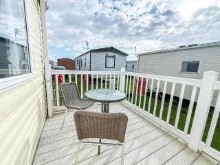 Lovely Caravan At Broadland Sands Holiday Park Nearby Lowestoft Ref 20011Bs - Hopton on Sea - 1