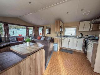Lovely Caravan At Broadland Sands Holiday Park Nearby Lowestoft Ref 20011Bs - 2