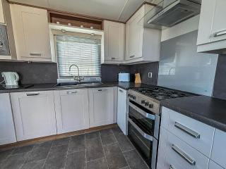 Superb 6 Berth Caravan At Broadland Sands Holiday Park In Suffolk Ref 20025Cf - Hopton on Sea - 3