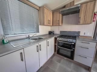 Modern 6 Berth Caravan At Broadland Sands Holiday Park Ref 20034Sv - Hopton on Sea - 4