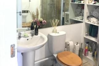 Coastal Hideaway - Sleeps 4 & Free Parking - Killiney - 3