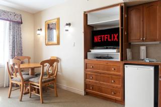 Peaceful Escape King Bed and Outdoor Activities - 9