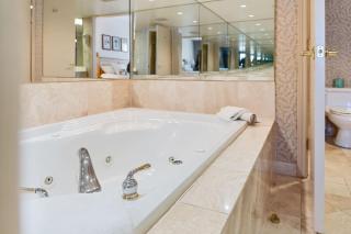 Luxury Resort Stay with Pool Jacuzzi and Balcony - Edgar - 9