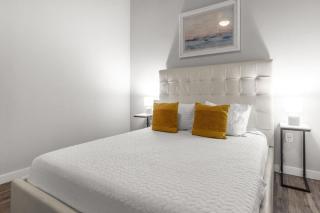 Spacious 2BR Retreat Perfect for Tropicana Events - 5