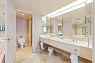 Resort Style with Balcony Hot Tub and Full Kitchen - Edgar - 3