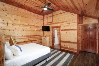 Grace Lodge, Game Room, Hot tub, indoor pool, sleeps 23 - Sevierville - 2