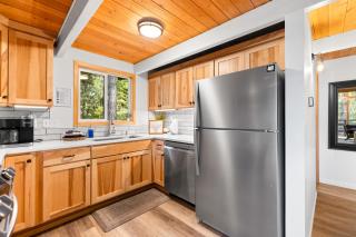 Black Butte Ranch Modern A-Frame Retreat, sleeps 8 - 5