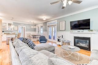 Sand Jamm Arcade and Hot Tub House at Olivia Beach - 4