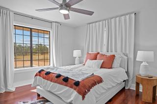 6 BR Hot Tub King Beds Game Room Tiled Showers - 4