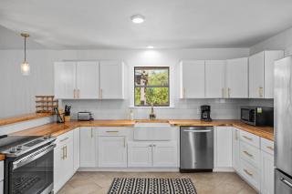 6 BR Hot Tub King Beds Game Room Tiled Showers - Fredericksburg - 4