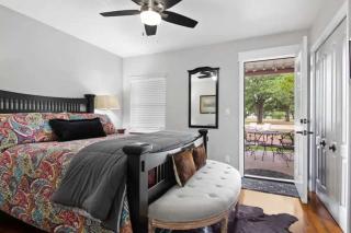 3 BR Tiled Showers Hot Tub King Bed Smart TV - Fredericksburg - 7