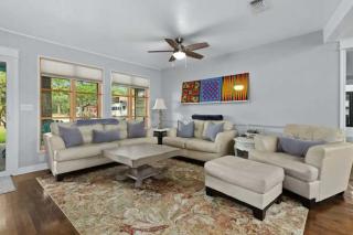 3 BR Tiled Showers Hot Tub King Bed Smart TV - Fredericksburg - 5