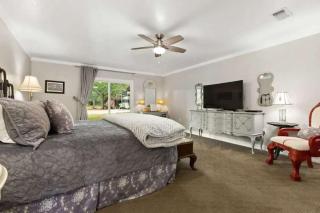 3 BR Tiled Showers Hot Tub King Bed Smart TV - Fredericksburg - 2