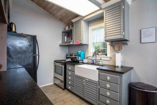 Kitchen Walk-in Shower One block off Main - Fredericksburg - 7