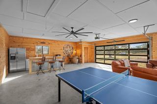 King Beds Hot Tub Game Room 5 br Peacock Haus - Fredericksburg - 1