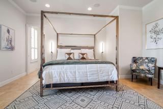 King Beds Hot Tub On 290 Large Estate Kitchen - 8