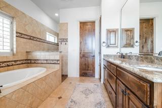 King Beds Hot Tub On 290 Large Estate Kitchen - Fredericksburg - 7