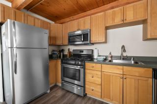 PurSky Cabin - Walk to Snow Play & Oktoberfest, Fireplace - Big Bear City - 4