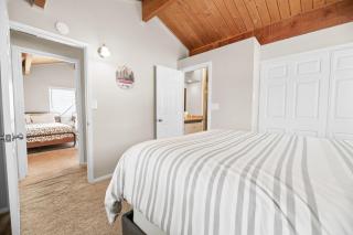 PurSky Cabin - Walk to Snow Play & Oktoberfest, Fireplace - Big Bear City - 1