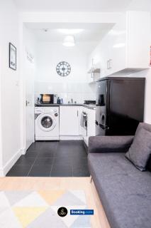 Central and Cozy 2BR By LS2G Short Lets & Serviced Accommodation Greater London With Free WIFI - Londra - 3