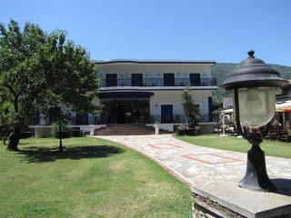 Red Water Hotel - 4
