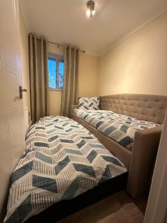 Charming 2 Bedroom Apartment FREE Parking! - Farnham - 5