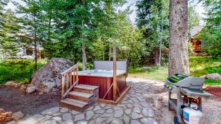 Huckleberry's Hideaway - Hot tub - WiFi - Fireplace - Parking - Clubhouse - McCall - 0