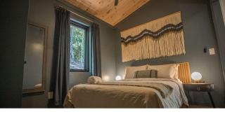 Couple's Cabin With Outdoor Movies, Firepit and Hot Tub - Rose Peak Loft - Blue Ridge - 3