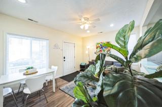Charming Getaway on Ash St- Minutes from Cinci - - 5