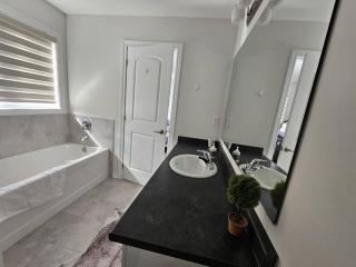 Whole House 4 Bedrooms 6 beds 3 bath family friendly Quite and relaxation area - Gravenhurst - 1