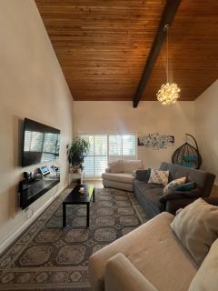 Cozy 1-bedroom Loft condo in enchanting Los Angeles with AC, WiFi - Encino - 4