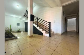 Habitación con Baño Privado y TV en Cómodo Edificio - 2