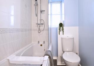 2 Bedrooms - 3 Beds - Quiet Retreat - Parking - Stafford - 5