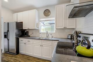 Modern Edge Cozy & Stylish Downtown Retreat - 6