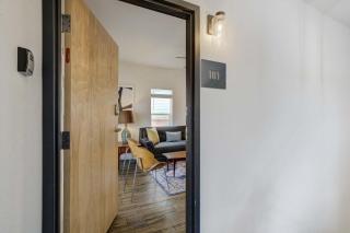 Modern Edge Cozy & Stylish Downtown Retreat - 7