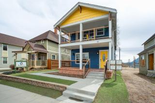 Modern Muse Cozy Downtown Retreat with Workspace - 7