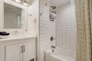 Modern Muse Cozy Downtown Retreat with Workspace - 6