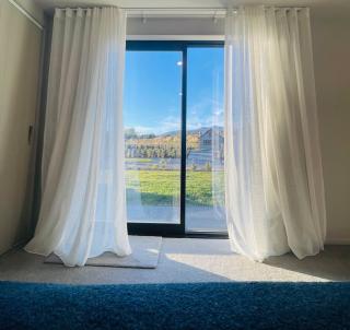 Gateway to ski, wine and trails - 9