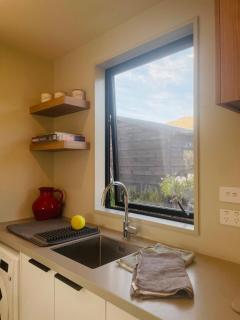 Gateway to ski, wine and trails - 4