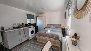 Cozy studio with Netflix & chill & Parking - Ponders End - 9
